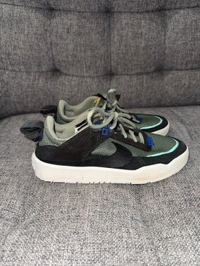 Nike SB Day One green and black colorway youth size 4